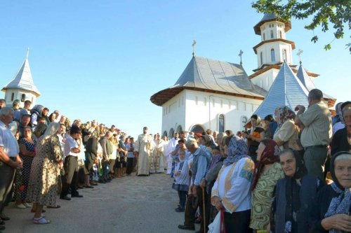 Sfinţirea bisericii Parohiei „Duminica Tuturor Sfinţilor“ din satul Rediu, Protopopiatul Roznov Poza 54081