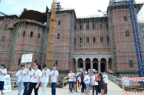 Tinerii ortodocşi au vizitat Catedrala Naţională Poza 53691