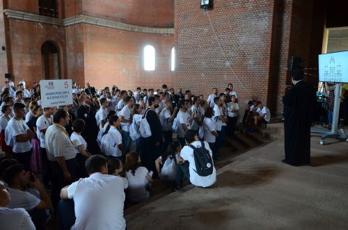 Tinerii ortodocşi au vizitat Catedrala Naţională Poza 53693