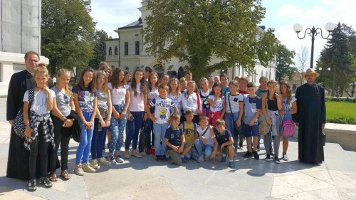 Tinerii merituoşi din Sascut, în pelerinaj la Roman şi Iaşi Poza 53420