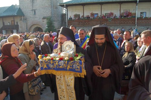 Brâul Maicii Domnului, în pelerinaj la Mănăstirea Râşca Poza 53300