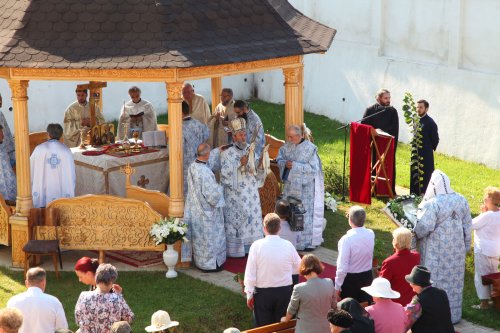 Hramuri la sărbătoarea Naşterii Maicii Domnului Poza 53305