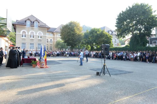 IPS Mitropolit Teofan prezent în Piatra Neamţ la deschiderea anului şcolar Poza 53183