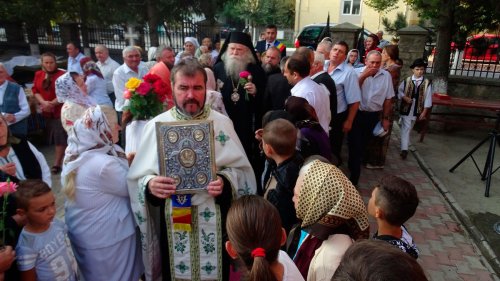 Liturghie arhierească în ziua hramului Parohiei Pârcovaci Poza 53186