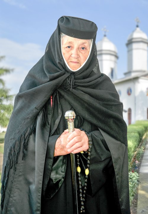 O smerită și rugătoare stareță, monahia Hrisantia Sporea (1926-2016) Poza 53097