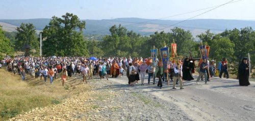 Rugăciune şi jertfă pe „Drumul Crucii“, la Hadâmbu Poza 52945