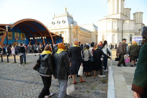 Peste 1.000 de pelerini din Prahova la Catedrala Patriarhală Poza 52171