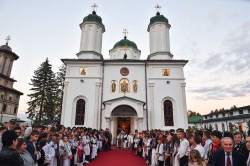 Delegaţiile patriarhale, întâmpinate la Râmnicu-Vâlcea Poza 52116