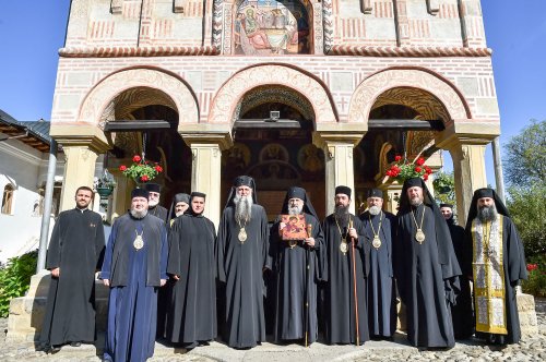 Ierarhi georgieni și români, pelerini la mănăstiri vâlcene Poza 51950