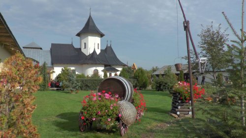 Liturghii arhiereşti la Mănăstirea Groşi şi Parohia Botuş Poza 51691