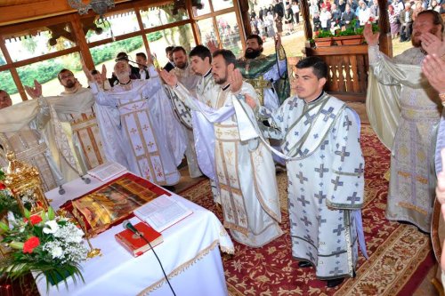 Sărbătoarea Acoperământului Maicii Domnului în Mitropolia Banatului Poza 51722