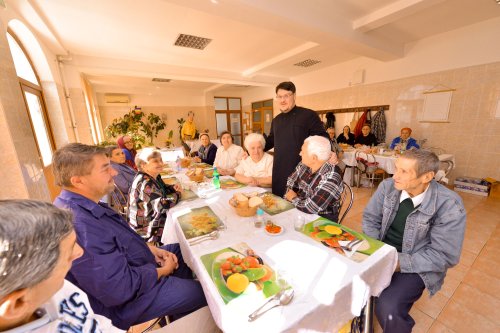 La Galați, bătrâni cu speranțe de comuniune Poza 51664