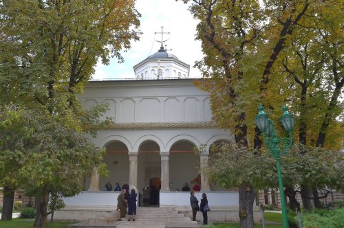 Rugăciune la o biserică martir din București Poza 51502