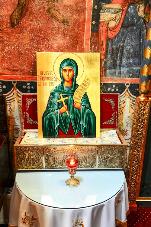 Procesiune la Patriarhie cu veşmântul Sfintei Parascheva Poza 51367
