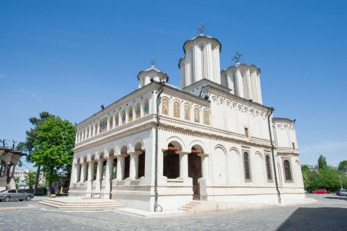 Procesiune la Patriarhie cu veşmântul Sfintei Parascheva Poza 51369