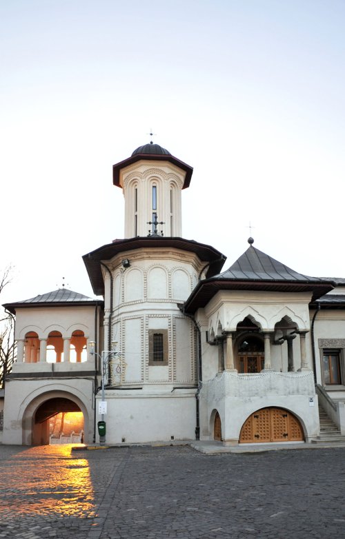 Procesiune la Patriarhie cu veşmântul Sfintei Parascheva Poza 51370