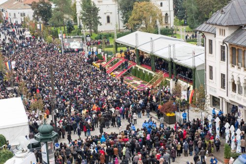 „Dragi pelerini, dumneavoastră creaţi frumuseţea sărbătorii hramului Sfintei Parascheva!“ Poza 51040