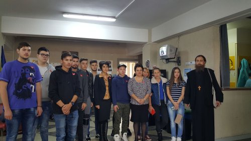 Liceeni din Ploiești au donat sânge Poza 50862