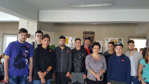 Liceeni din Ploiești au donat sânge Poza 50865