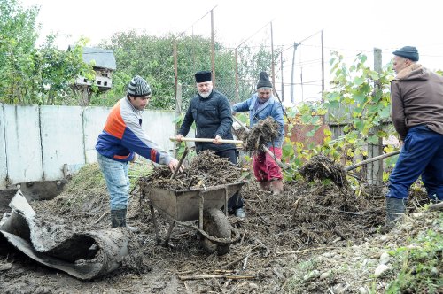 Voluntariat în parohiile inundate din județul Galați Poza 50806