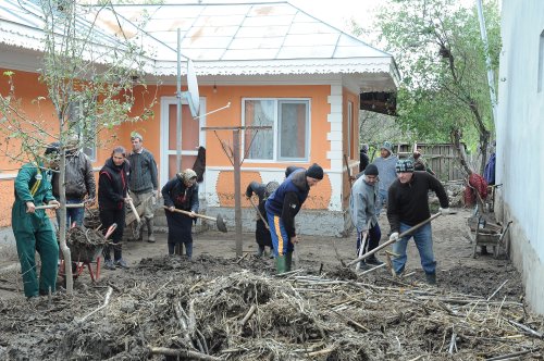 Voluntariat în parohiile inundate din județul Galați Poza 50809