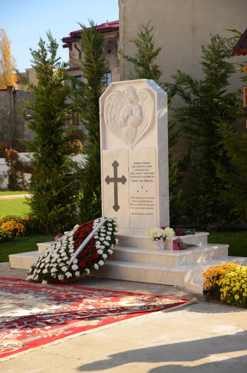 Monumente funerare ridicate în memoria victimelor Poza 50121