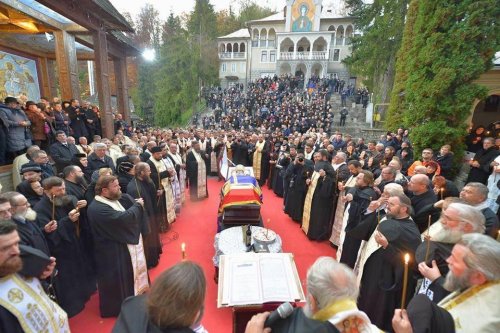 IPS Arhiepiscop Justinian  a fost înmormântat la Rohia      Poza 49696