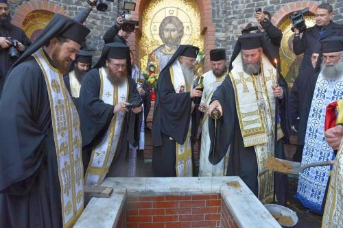 IPS Arhiepiscop Justinian  a fost înmormântat la Rohia      Poza 49698