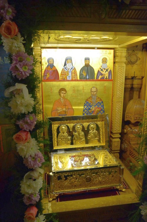 Moaştele a trei sfinţi, aduse  la Parohia „Buna Vestire”-Belu Poza 49664