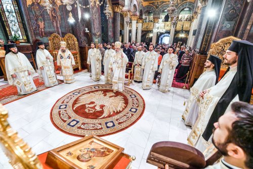 Îngerii reflectă cel mai transparent slava Preasfintei Treimi Poza 49507