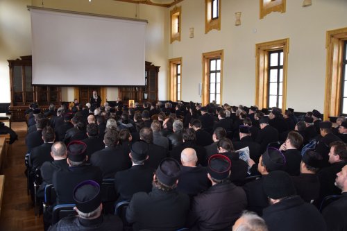 S-au reunit în conferinţă semestrială preoţii din protopopiatele Paşcani şi Hârlău Poza 49351