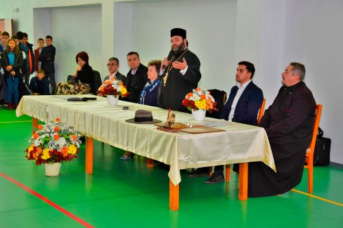Şase sute de elevi au audiat conferinţa părintelui Mihail Daniliuc, la Vicovu de Sus Poza 49278