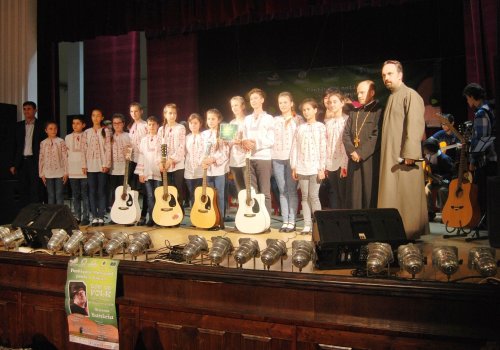 Peste 250 de tineri au participat la Festivalul „Dor de Folk” Poza 49055