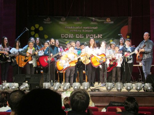 Peste 250 de tineri au participat la Festivalul „Dor de Folk” Poza 49057
