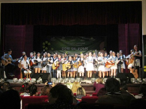 Peste 250 de tineri au participat la Festivalul „Dor de Folk” Poza 49061