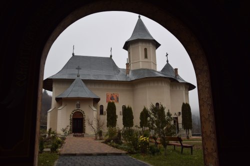 Hram la Mănăstirea Peştera din Piatra Neamţ Poza 48758