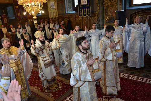 Comuniune între clericii din Protopopiatul Moldova Nouă Poza 48604