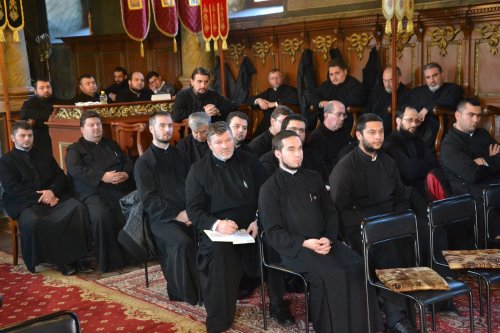 Comuniune între clericii din Protopopiatul Moldova Nouă Poza 48606