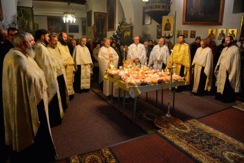 Rugăciuni în cinstea Sfintei Ecaterina la Biserica Toma Cozma Poza 48482