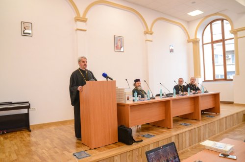 Preotul profesor Viorel Ioniţă, omagiat la București Poza 48266