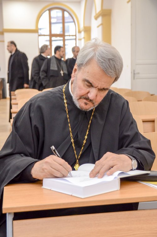 Preotul profesor Viorel Ioniţă, omagiat la București Poza 48267
