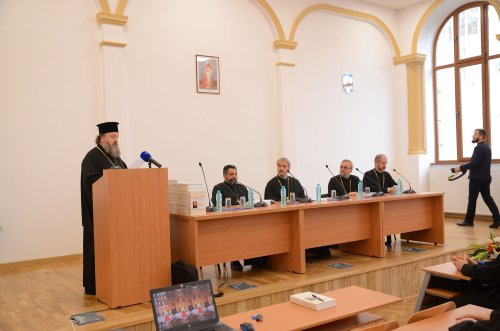 Preotul profesor Viorel Ioniţă, omagiat la București Poza 48269