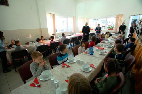 Activităţi filantropice destinate copiilor din Valea Aurie, Sibiu Poza 48104