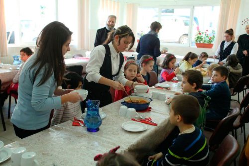 Activităţi filantropice destinate copiilor din Valea Aurie, Sibiu Poza 48107