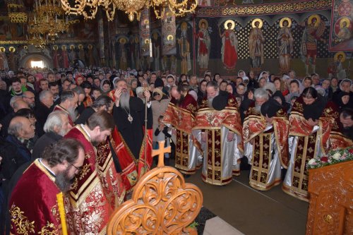 „Chipul Sfântului Ierarh Nicolae înseamnă, în primul rând, păstrarea şi mărturisirea credinţei celei adevărate“ Poza 48094