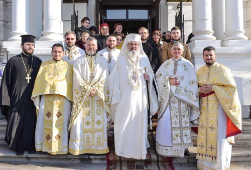Patriarhul României la hramul Bisericii „Sfântul Nicolae”-Vlădica Poza 48137