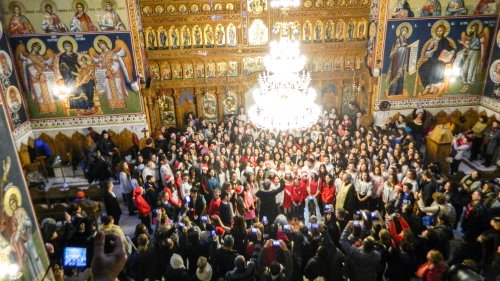 300 de colindători la Biserica „Nașterea Maicii Domnului” din Drumul Taberei Poza 47632