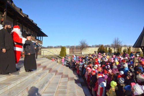 Moş Crăciun va aduce la Hadâmbu daruri pentru 1.000 de copii  Poza 47053