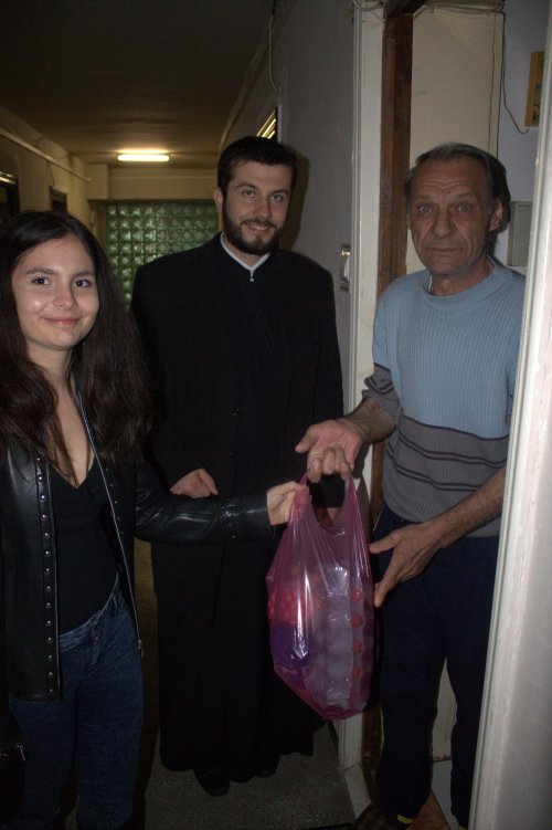 Parohia Iancu Vechi-Mătăsari oferă daruri pentru 120 de familii sărace Poza 47062