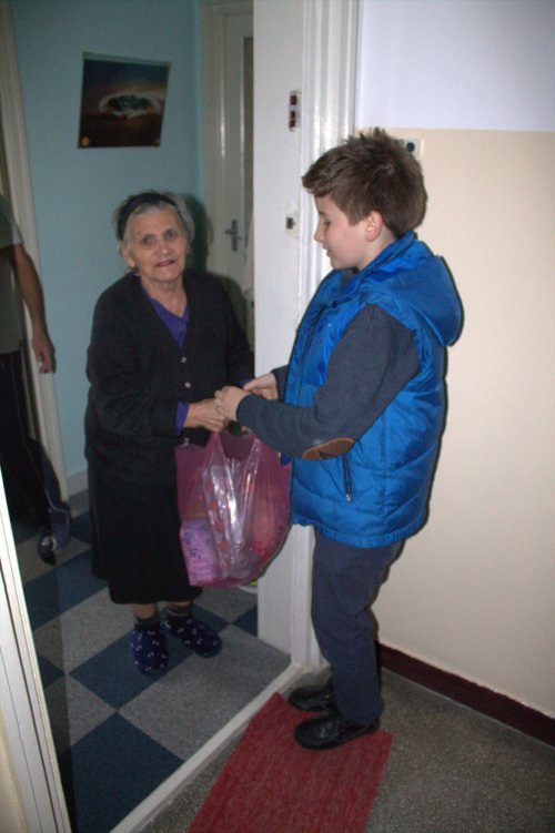 Parohia Iancu Vechi-Mătăsari oferă daruri pentru 120 de familii sărace Poza 47063